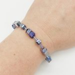 GeoCUBE szódalit és hematit kék karlánc