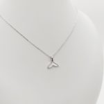 Ezüst nyaklánc gyöngyház uszony medállal