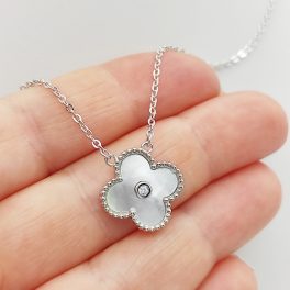 Ezüst nyaklánc gyöngyház virág medállal