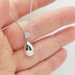 Ezüst nyaklánc modern csepp medállal