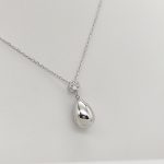 Ezüst nyaklánc modern csepp medállal