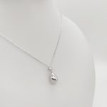 Ezüst nyaklánc modern csepp medállal