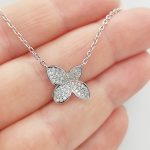 Ezüst nyaklánc virág medállal