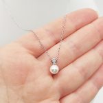 Ezüst nyaklánc gyönggyel és cirkóniával