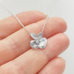 Ezüst nyaklánc elegáns virág medállal