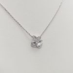 Ezüst nyaklánc elegáns virág medállal