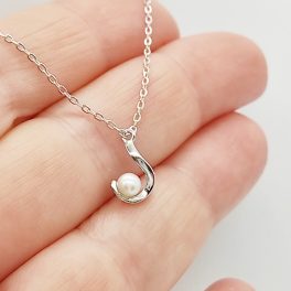 Ezüst modern nyaklánc kis gyöngy medállal