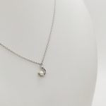Ezüst modern nyaklánc kis gyöngy medállal