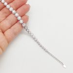 Ezüst virágmintás karlánc fehér kövekkel