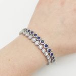 Ezüst virágmintás karlánc fehér kövekkel