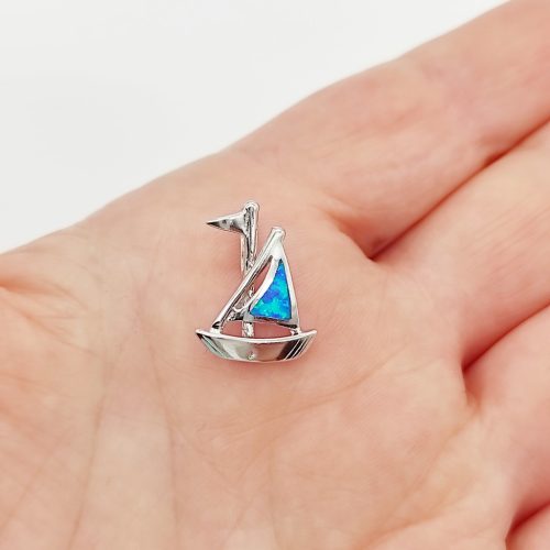 Ezüst vitorlás medál kék opállal