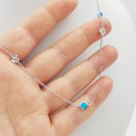 Ezüst nyaklánc kék opállal és cirkóniákkal