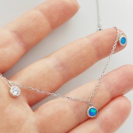 Ezüst nyaklánc kék opállal és cirkóniákkal