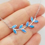 Ezüst levélke nyaklánc kék opállal