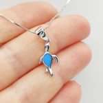 Ezüst nyaklánc kék opál teknős medállal