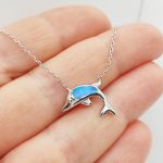 Ezüst nyaklánc kék opál delfin medállal