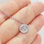 Ezüst nyaklánc fehér opál medállal