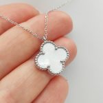 Ezüst nyaklánc nagy gyöngyház lóhere medállal