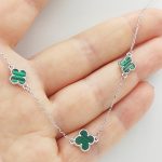 Ezüst nyaklánc zöld lóherékkel