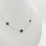 Ezüst nyaklánc zöld lóherékkel