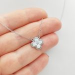 Ezüst nyaklánc gyöngyház virág medállal