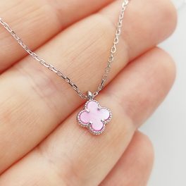 Ezüst nyaklánc apró rózsaszín lóhere medállal
