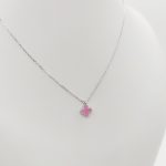 Ezüst nyaklánc apró rózsaszín lóhere medállal