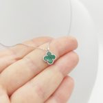 Ezüst nyaklánc apró zöld lóhere medállal