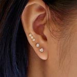 Aniai Haie Gold Triple Stone Bezel fülpiercing