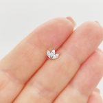 Fehér arany lótuszvirág piercing