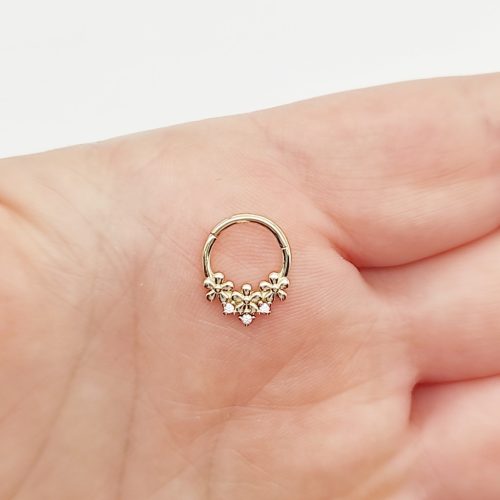 Sárga arany virágoskert piercing
