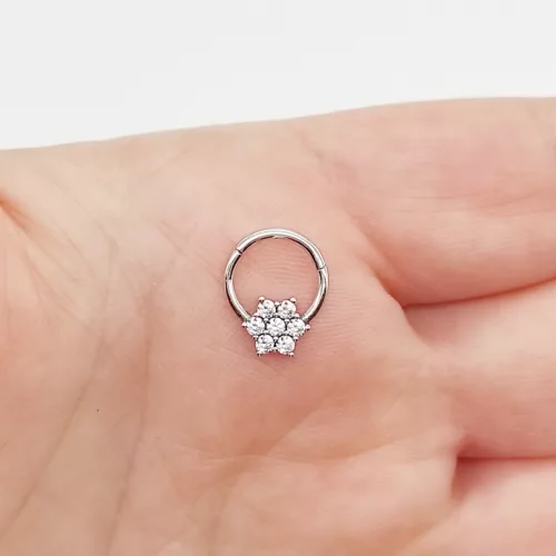 Fehér arany virág piercing cirkóniákkal