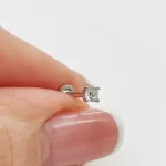 Fehér arany egy köves piercing