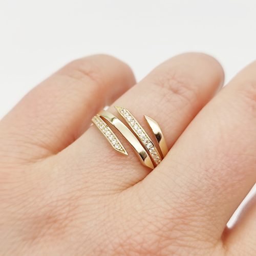 Sárga arany modern gyűrű cirkóniákkal