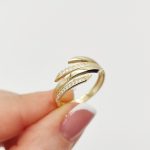 Sárga arany modern gyűrű cirkóniákkal