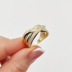 Sárga arany modern gyűrű cirkóniákkal