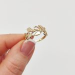 Sárga arany leveles-indás gyűrű cirkóniákkal