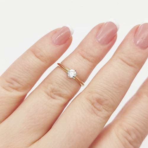 Sárga arany egy köves gyűrű