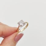 Sárga arany szikrázó szögletes köves gyűrű