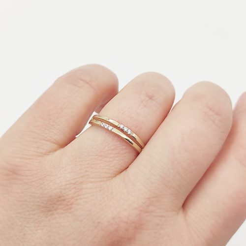 Sárga arany modern gyűrű cirkóniákkal