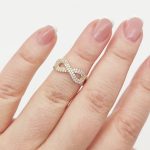 Sárga arany gyűrű szikrázó végtelennel