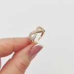 Sárga arany gyűrű szikrázó végtelennel