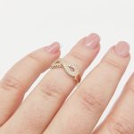 Sárga arany gyűrű szikrázó végtelennel