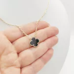 Sárga arany anker nyaklánc fekete lóherével