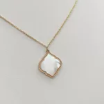 Sárga arany nyaklánc gyöngyház medállal