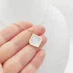 Sárga arany nyaklánc gyöngyház medállal