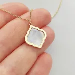 Sárga arany nyaklánc gyöngyház medállal