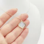 Sárga arany nyaklánc gyöngyház medállal