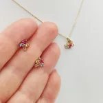 Sárga arany nyaklánc színes köves medállal