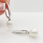 Fehér arany elegáns fülbevaló gyönggyel